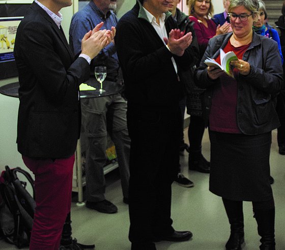 Alejandro Ferrari überreicht der Direktorin der Stadtbibliothek, Cordula Nötzelmann, ein Exemplar der von +Quiroga edierten Ausgabe von "Cuentos de la selva". V.l.n.r.: Matei Chihaia, Klaus Hess, Alejandro Ferrari, Ines Bräuniger, Cordula Nötzelmann
