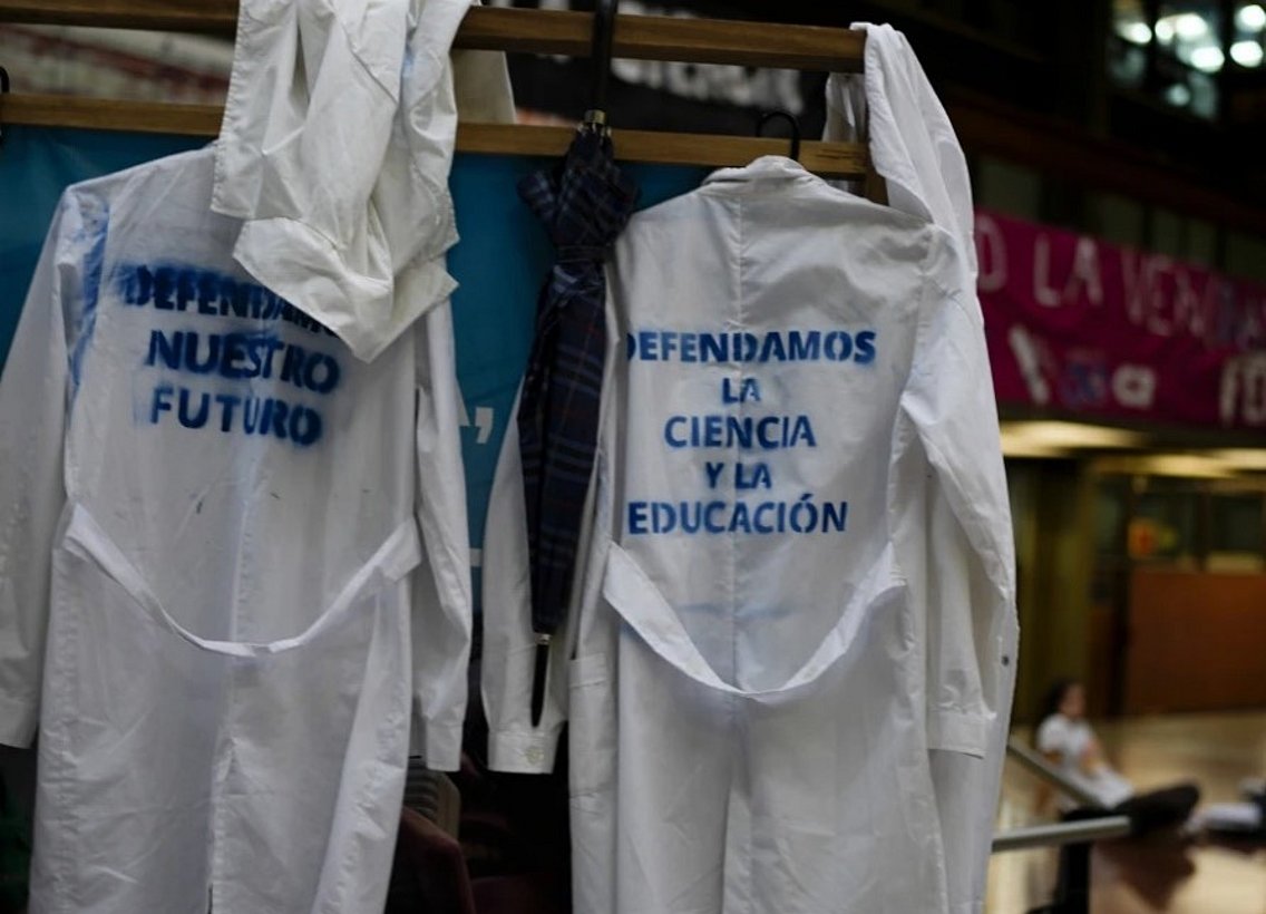 Batas blancas con esloganes de protesta